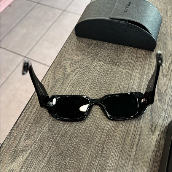 Prada - Picture 6 of 10